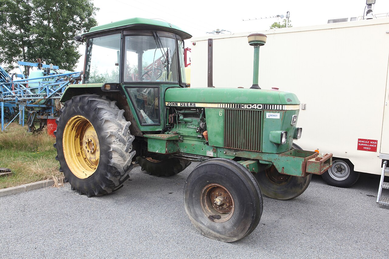 John Deere 3040