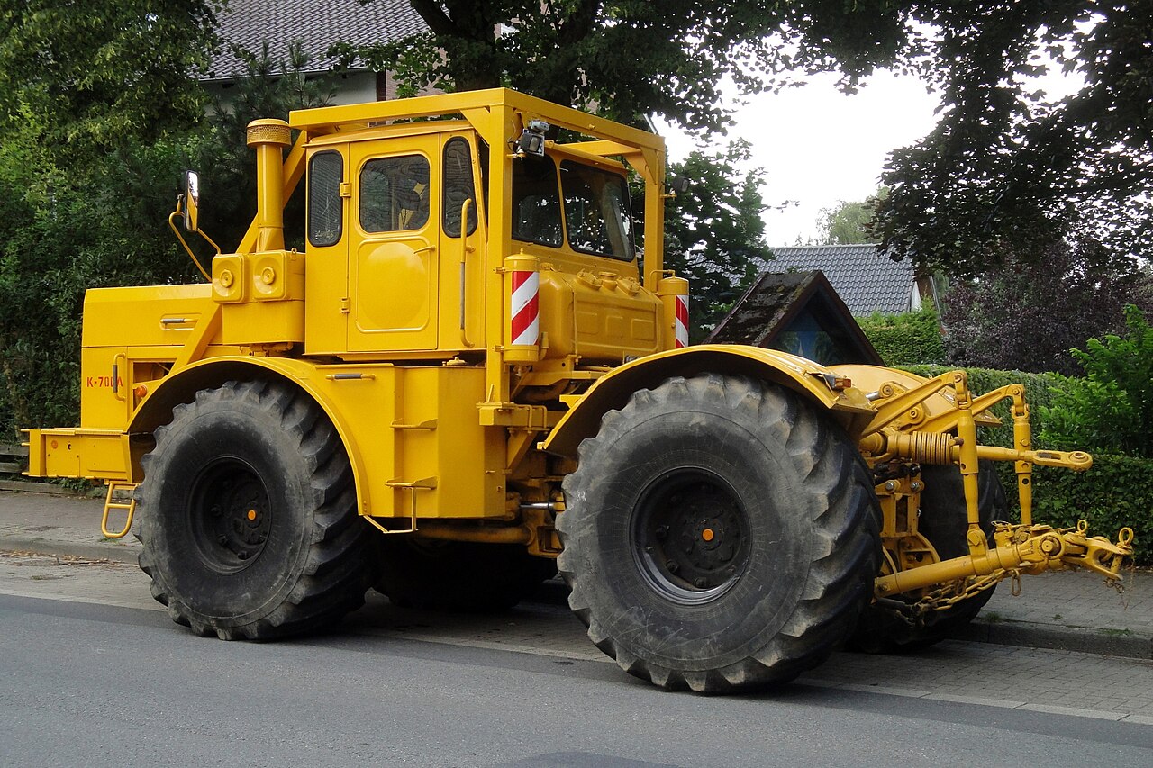 Kirovets K-700