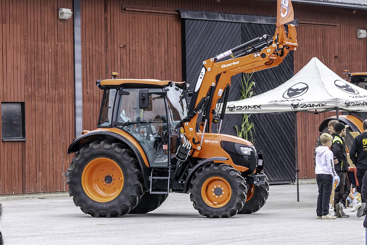 Kubota M4-073