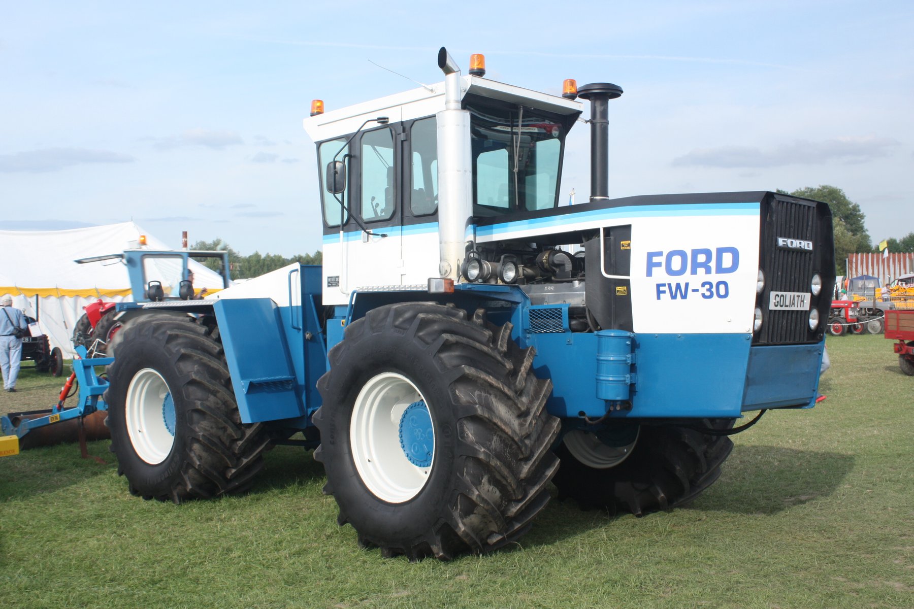 Tractor Ford FW-325
