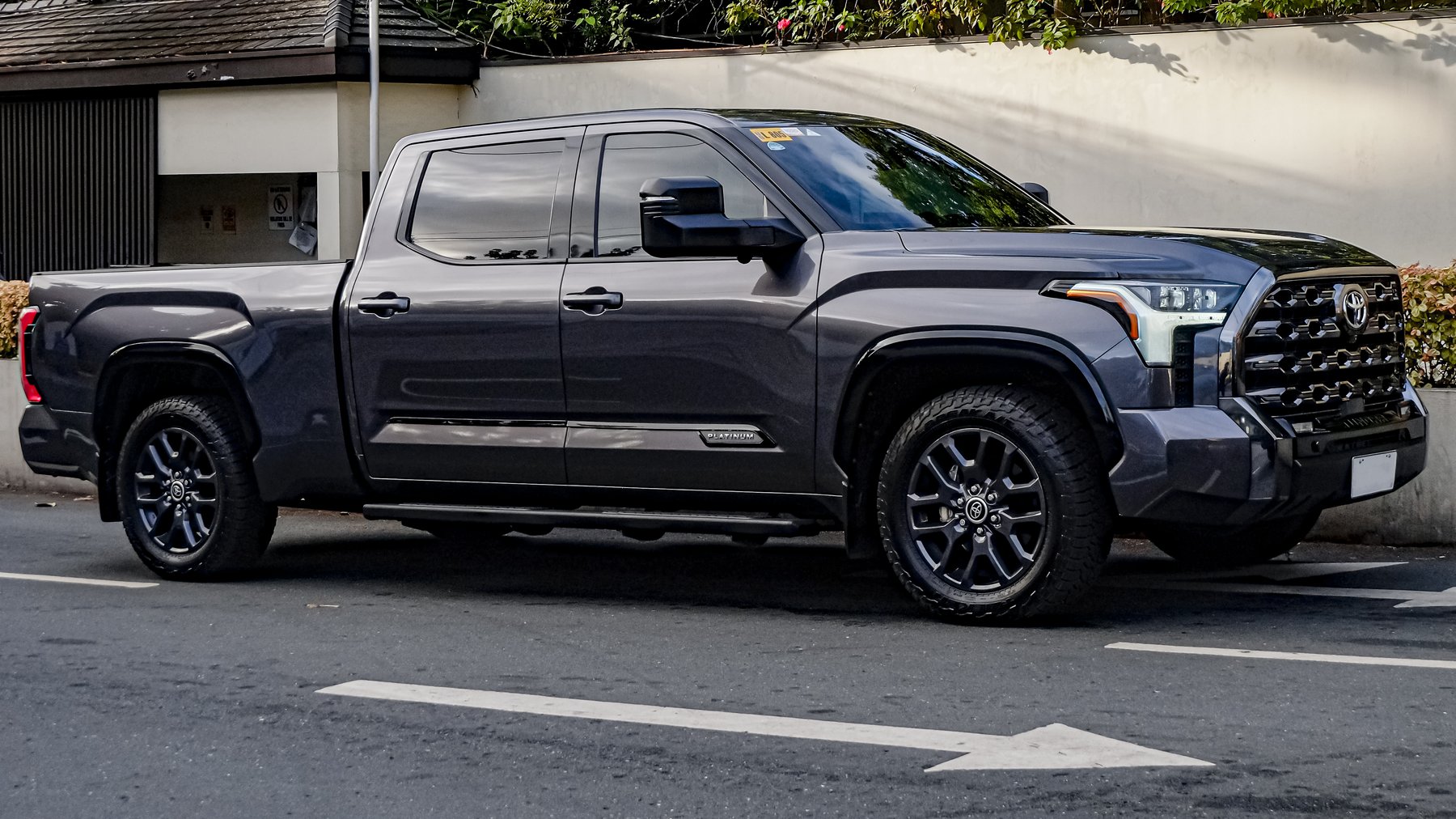 Van Toyota TUNDRA PLATINUM
