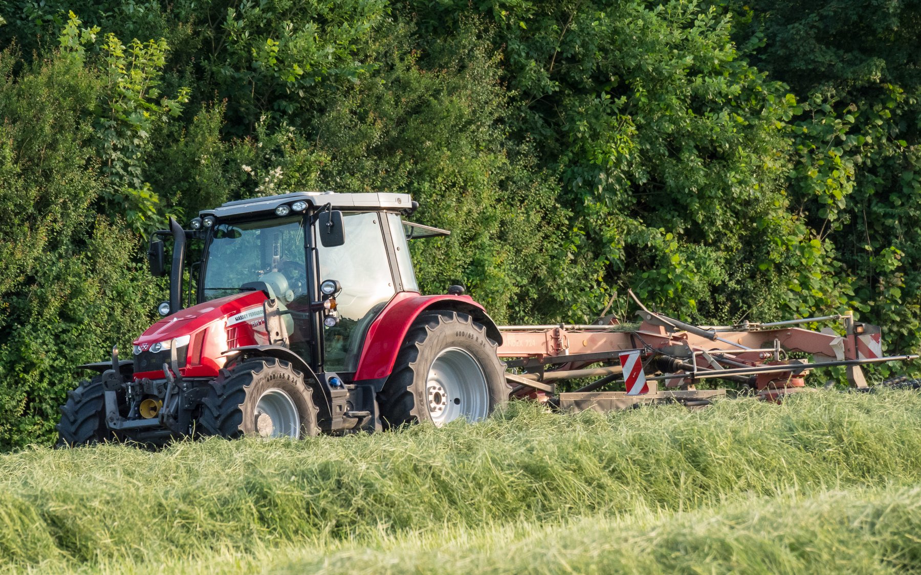 Tractor Massey Ferguson MF5611