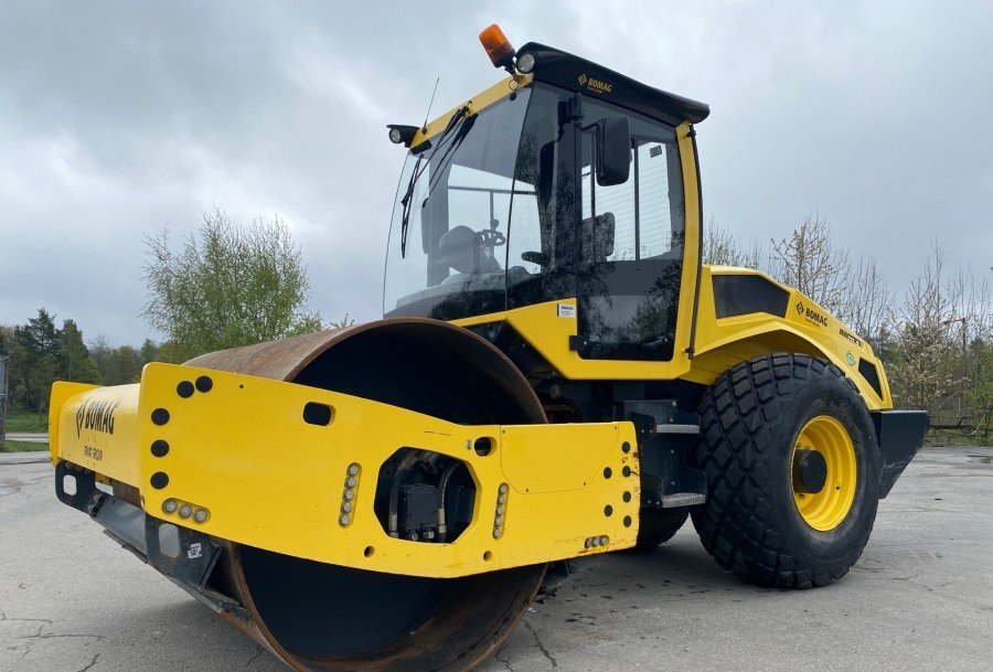 Road construction machine Bomag BW 211 DH 5 PL