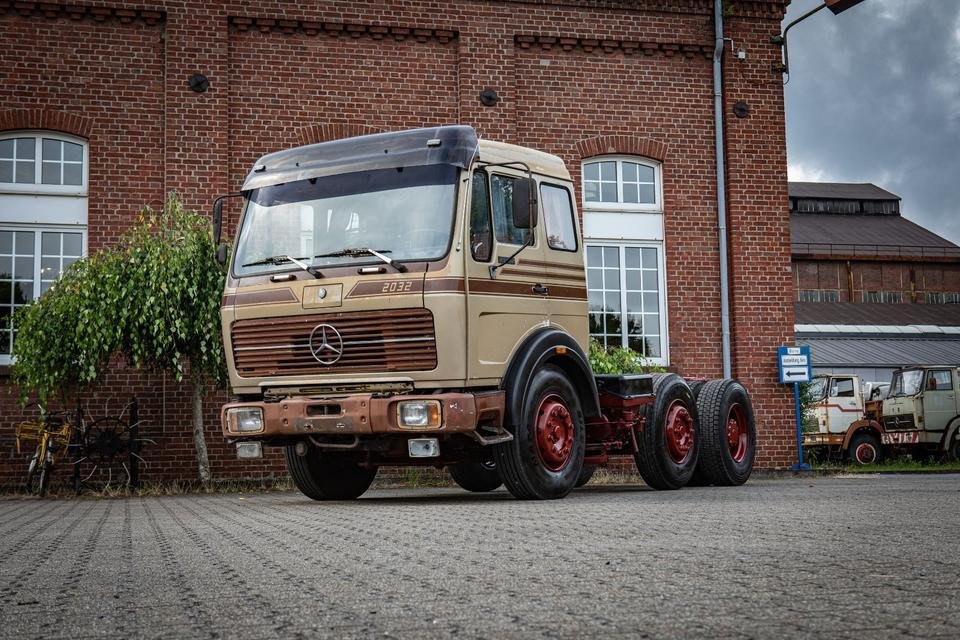 Truck Mercedes Benz 2032 S