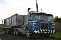 Kenworth L700