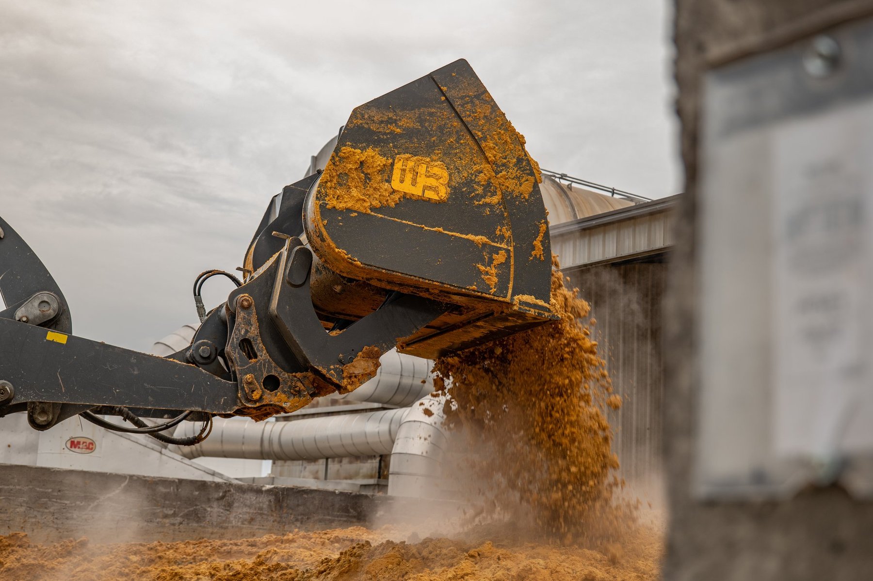 Werk-Brau High Tip/Roll-Out Bucket