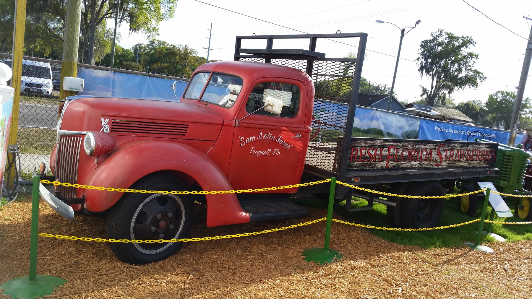 Van Ford 1,5TON FLATBED V8