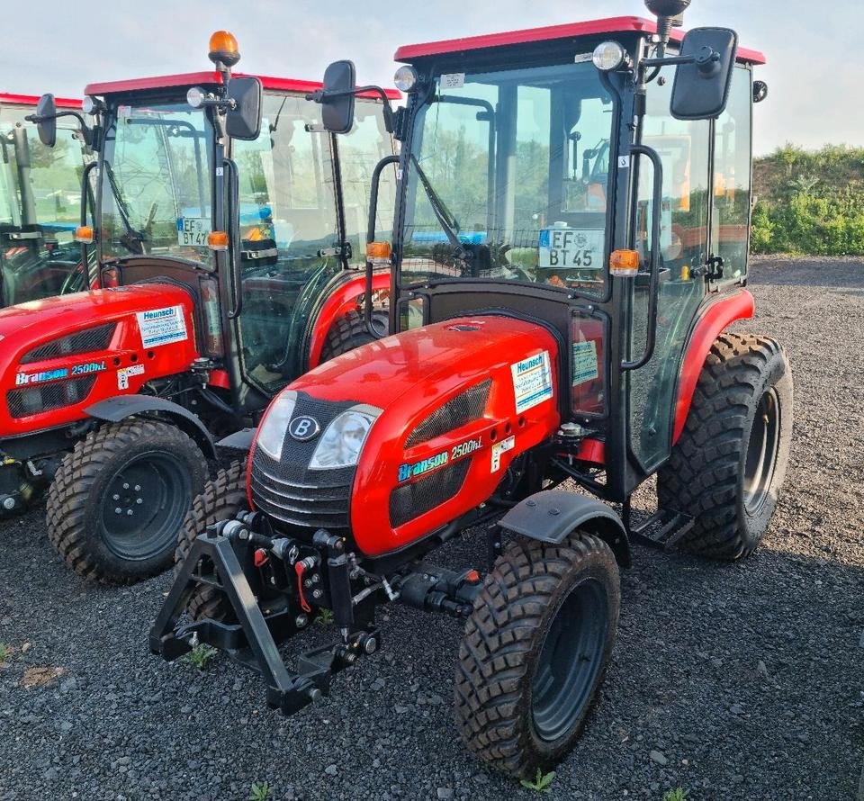 Traktor TYM 2500HL