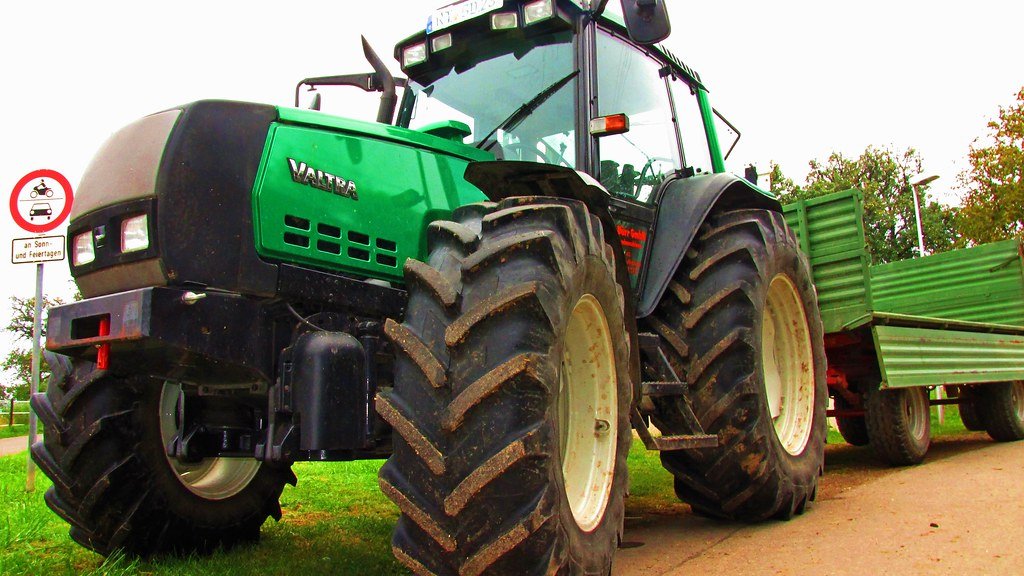 Traktor Valtra 6750-4-4X4/233