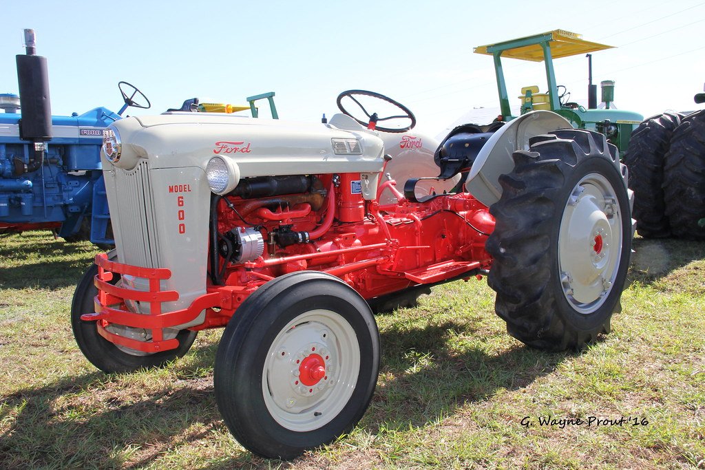 Traktor Ford 600