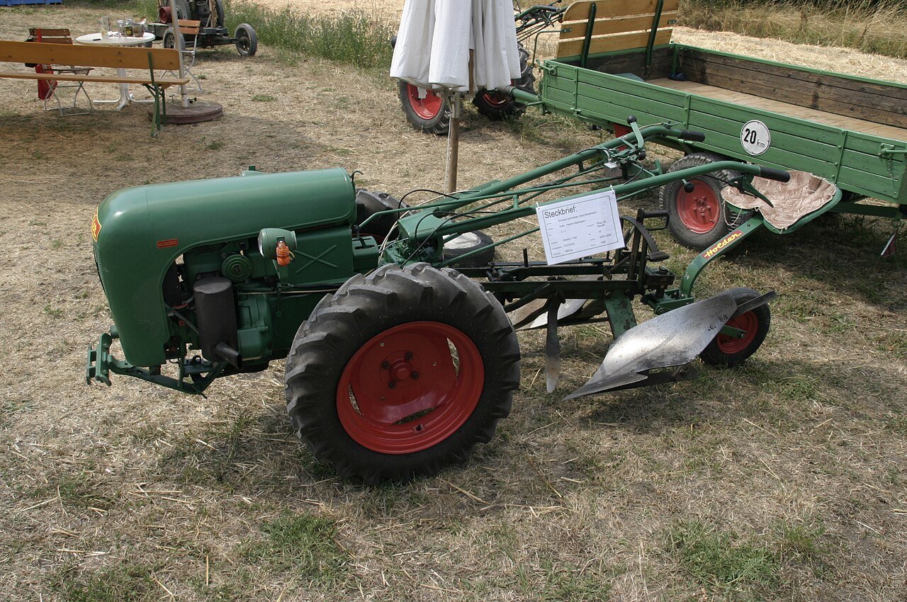 Tractor Holder E11