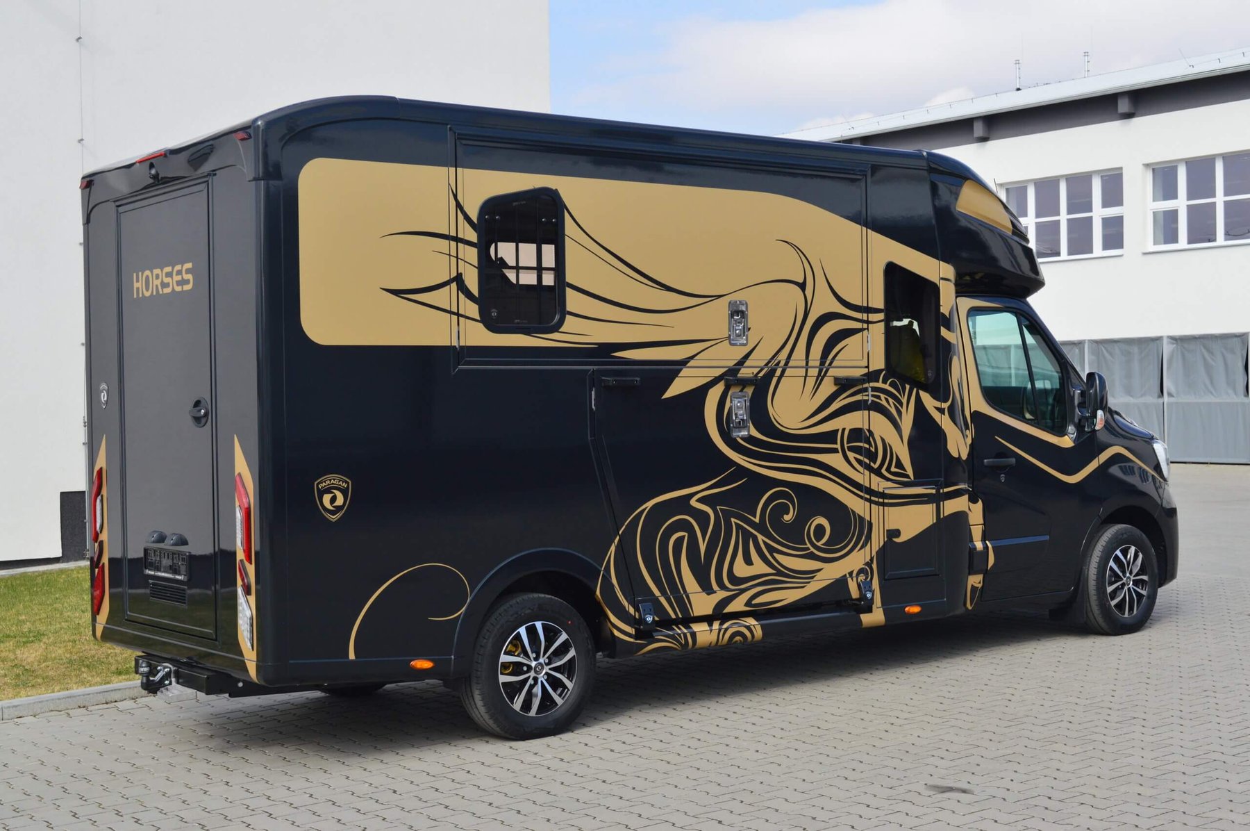 Van Paragan Horseboxes EQUISTAR 3