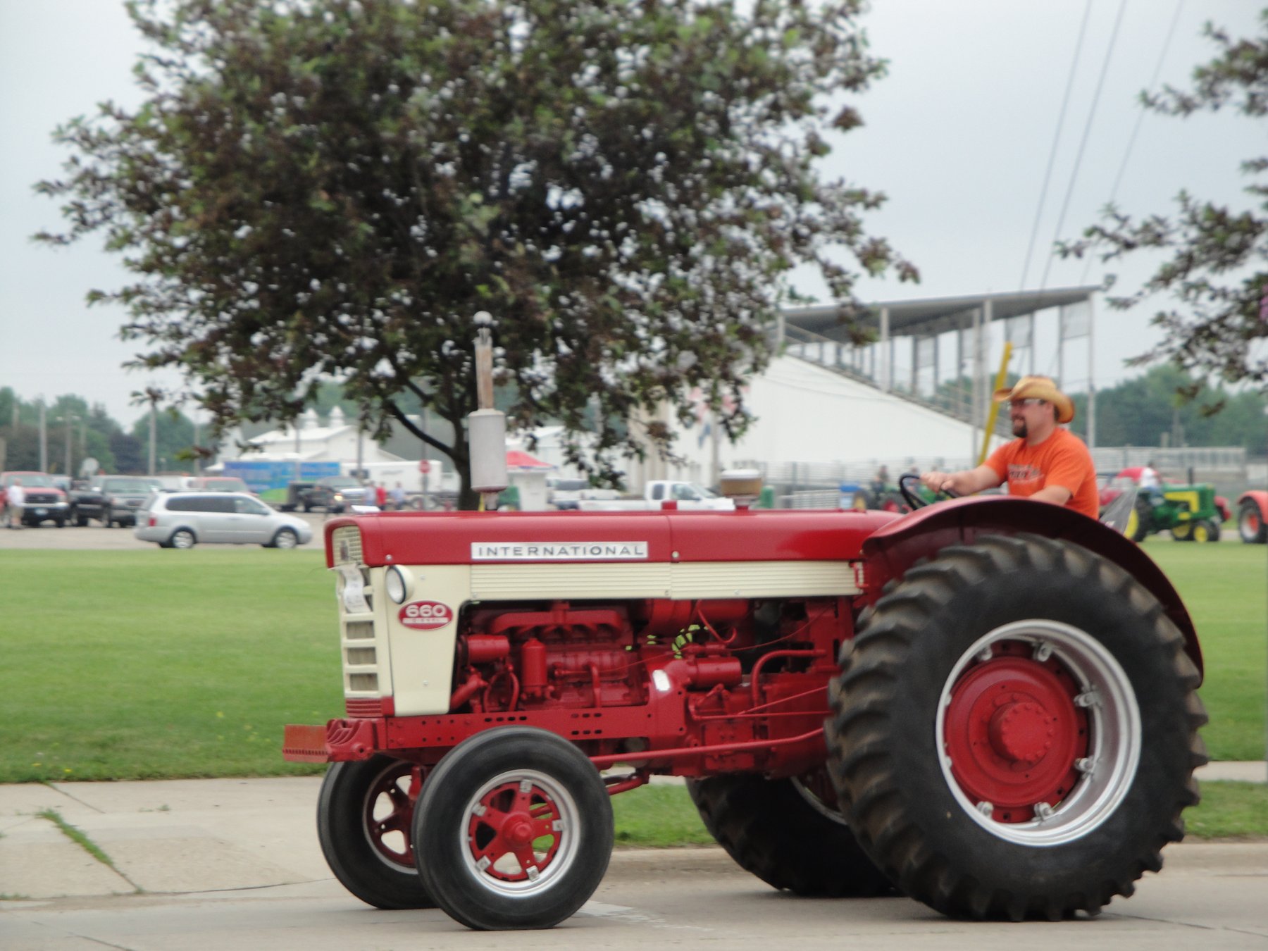 Tractor International Harvester 660