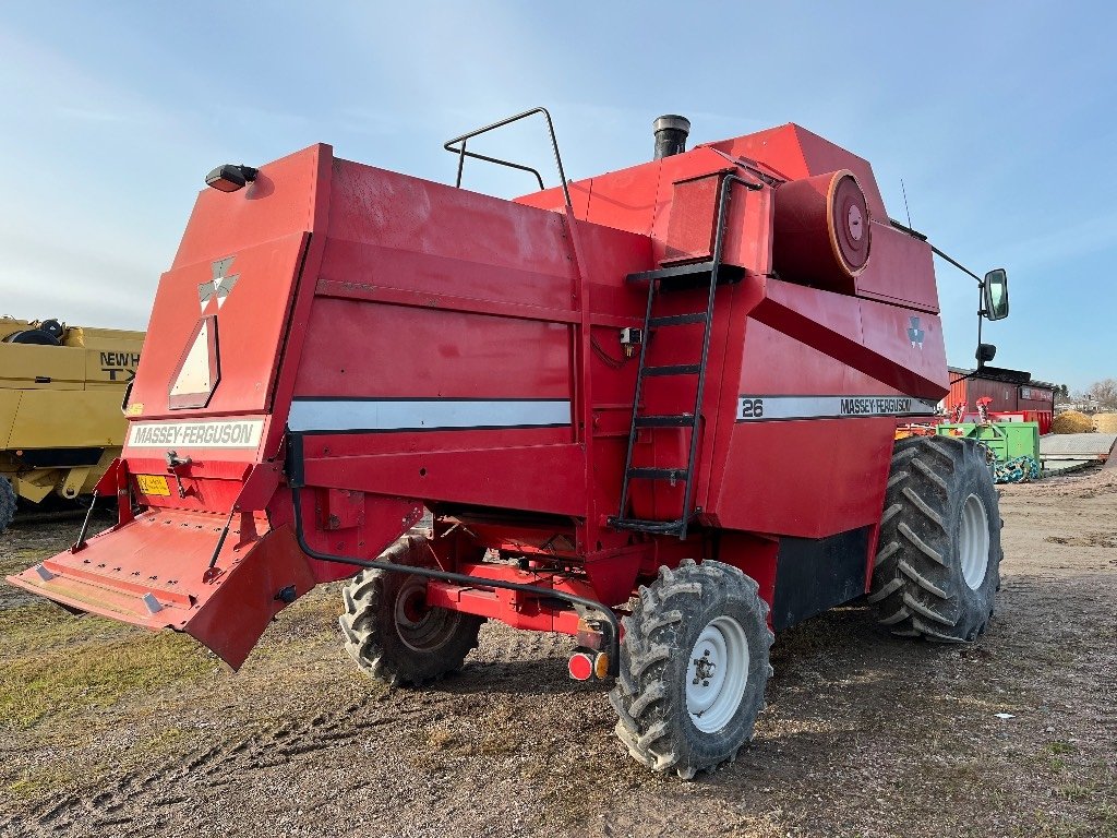 Harvester Massey Ferguson 26 combine
