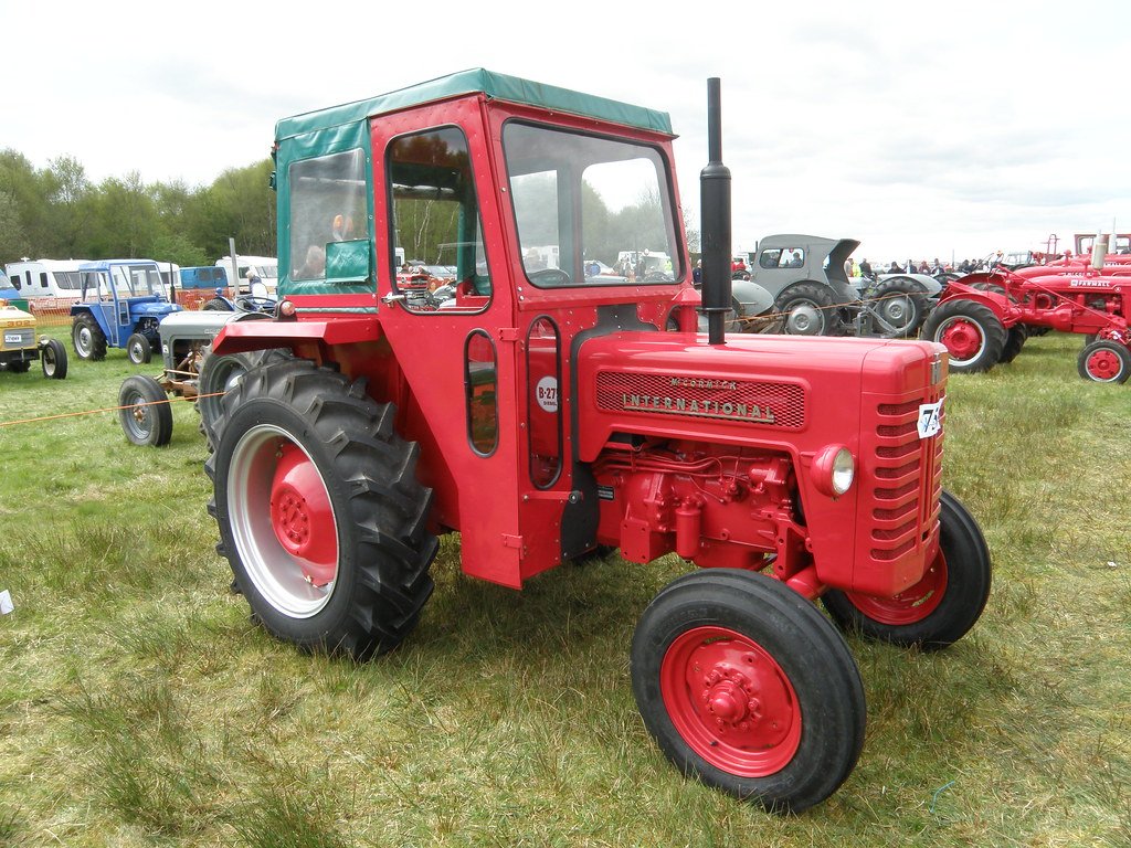 Traktor Mc Cormick International B275