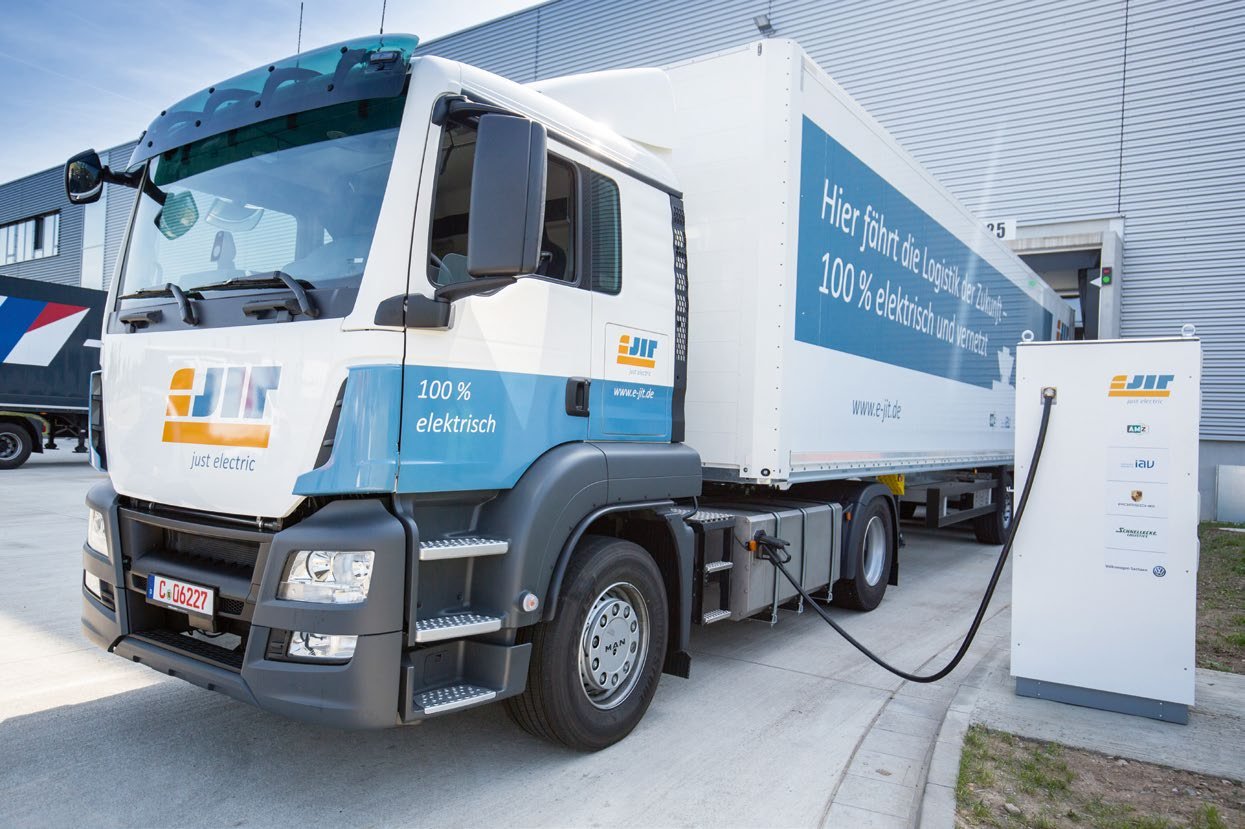 Lastwagen MAN RIJSCHOOLAUTO C1