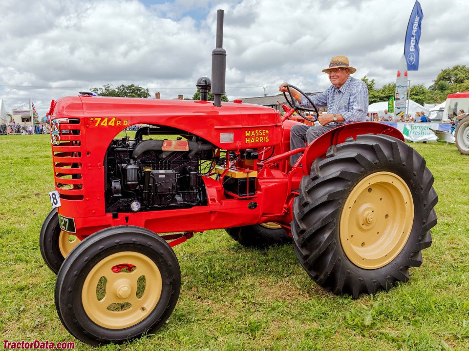 Tractor Massey Harris 744
