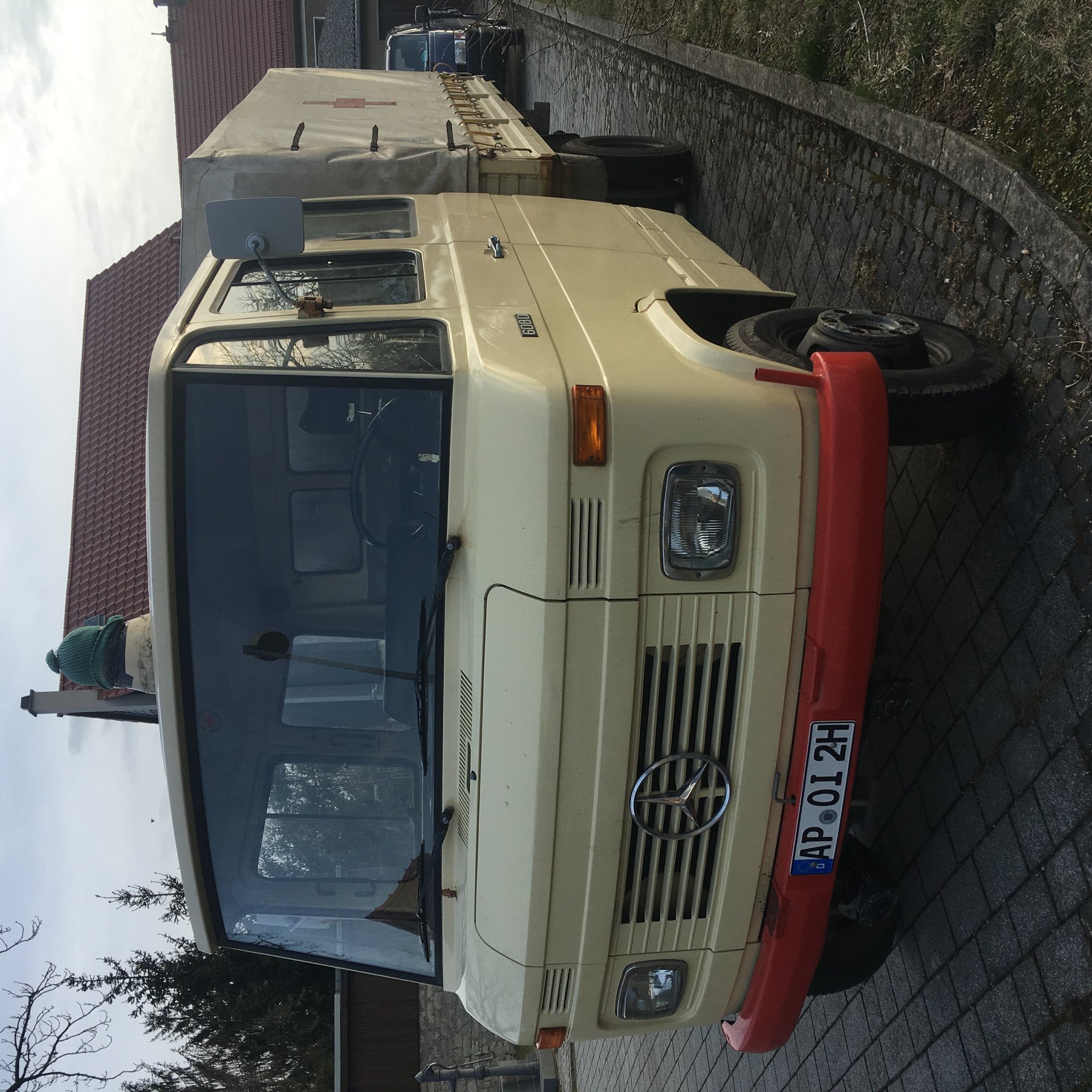 Van Mercedes Benz 609 D KAMPEERAUTO
