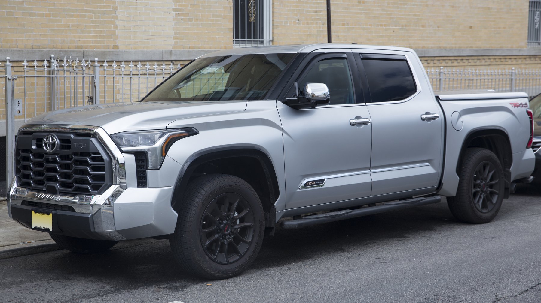 Van Toyota TUNDRA GRADE CREW CAB