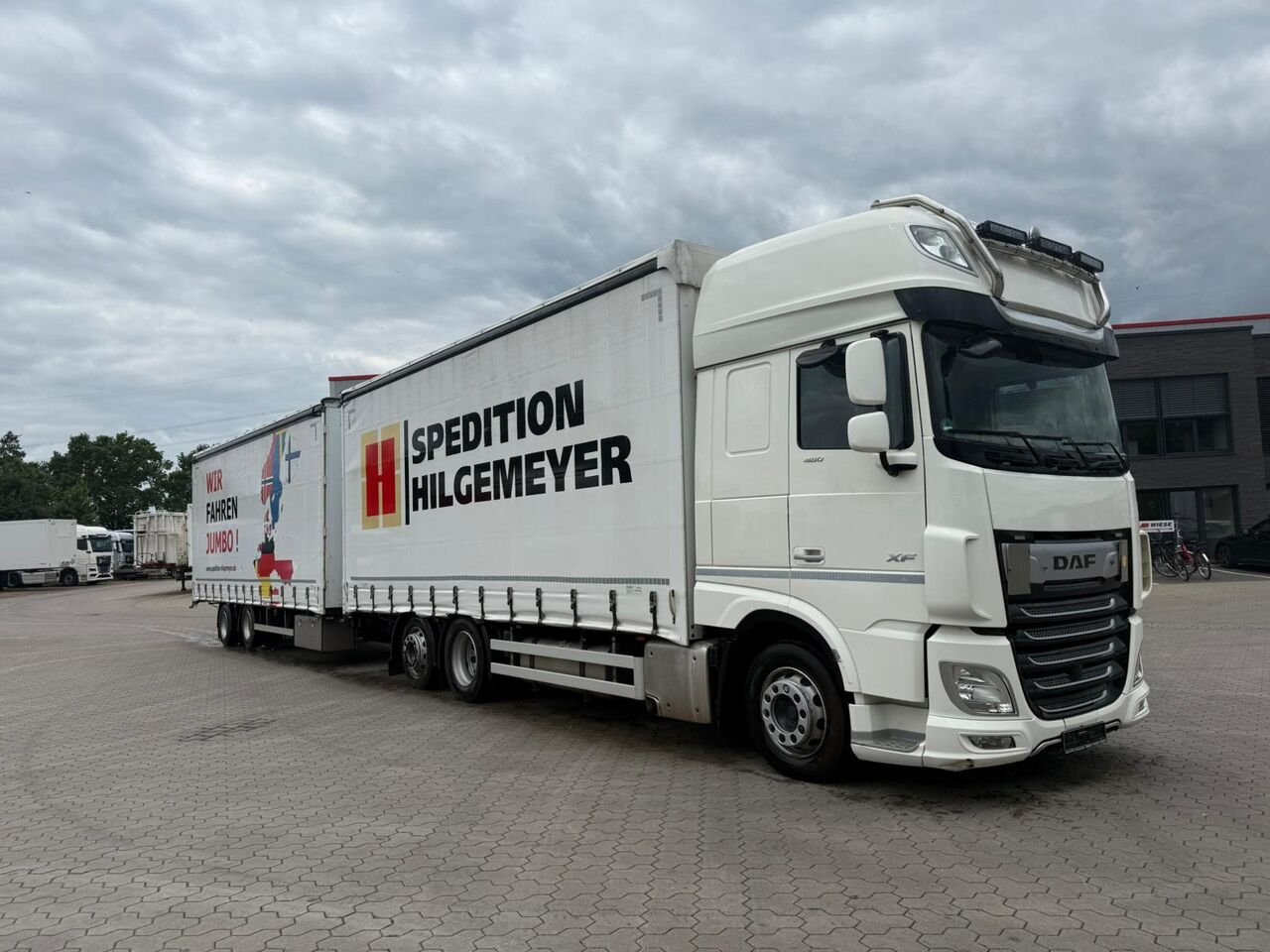 Truck DAF FAR LOW DECK XF105