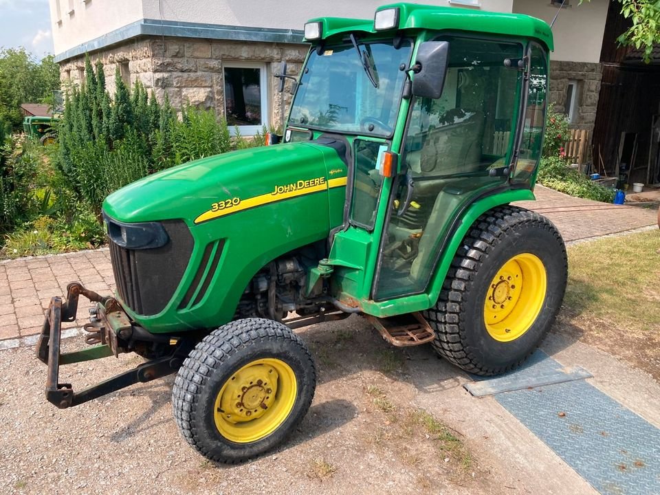 Tractor John Deere 3320 HST