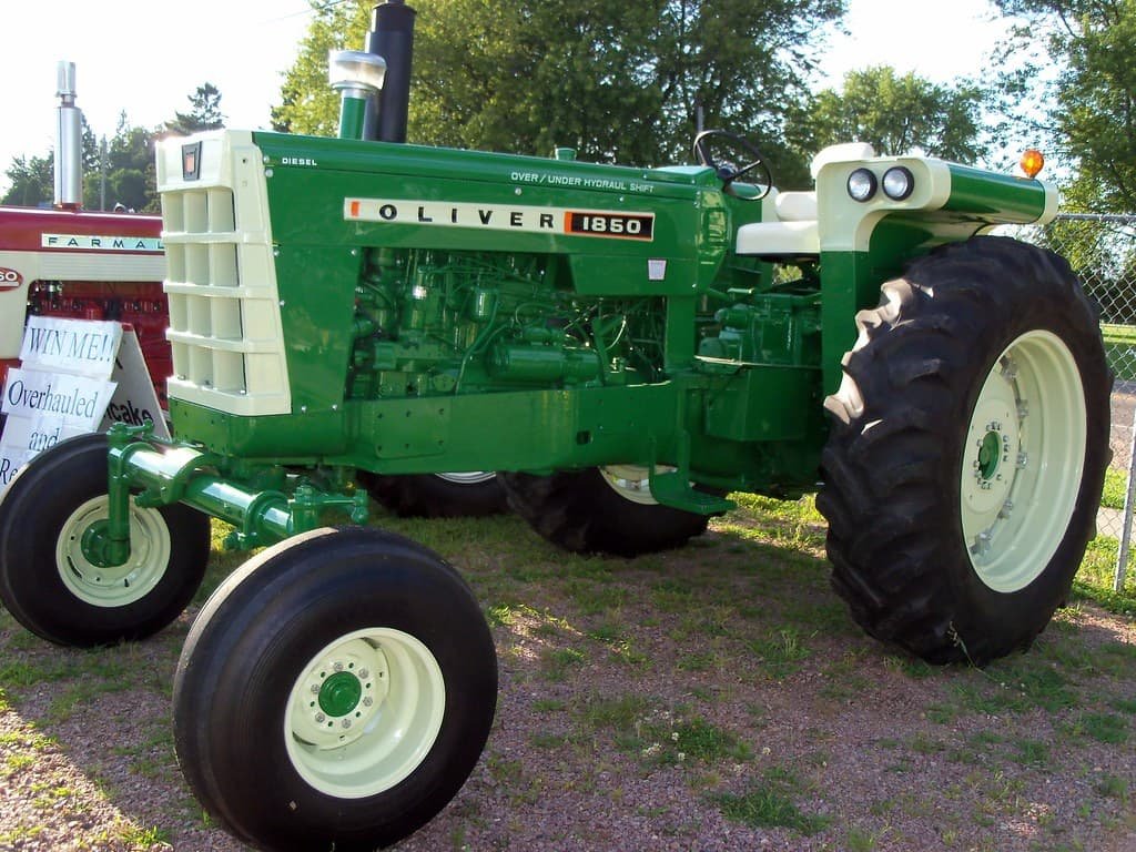 Tractor Oliver 1850 (4 WD)