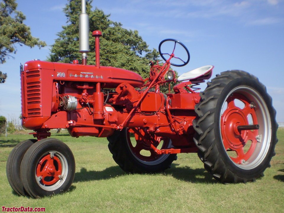 Tractor International Harvester FARMALL 200