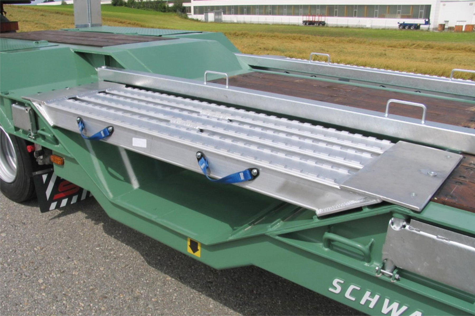 Machinery transport trailers Schwarzmüller 3-axle low loader trailer with wheel recesses for transporting construction machinery