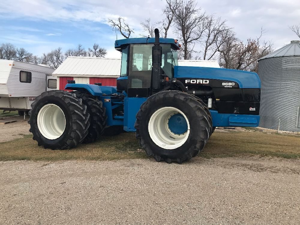 Traktor Ford Versatile 9880