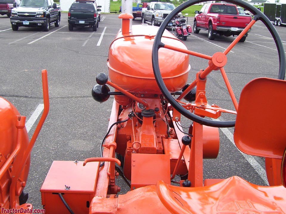 Tractor Allis Gleaner Corporation RT-100