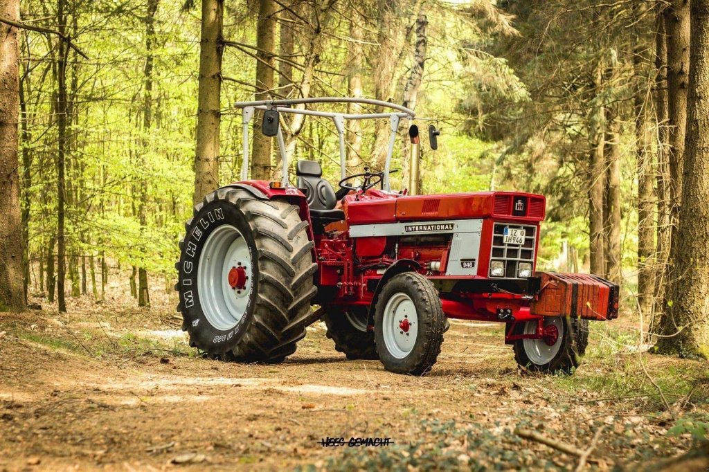 Tractor International Harvester 946