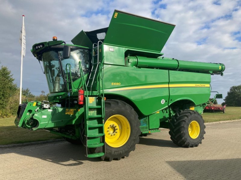 Maszyna żniwna John Deere S690