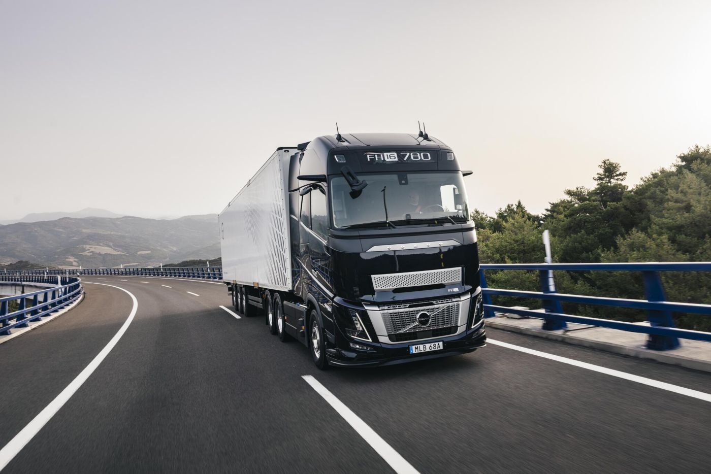 Truck Volvo FH16- 6X2R