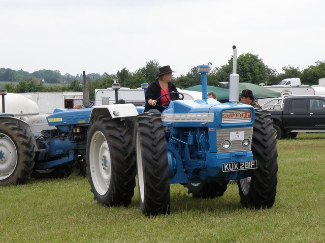 Tractor Ford/county SUPER-6 (1004)