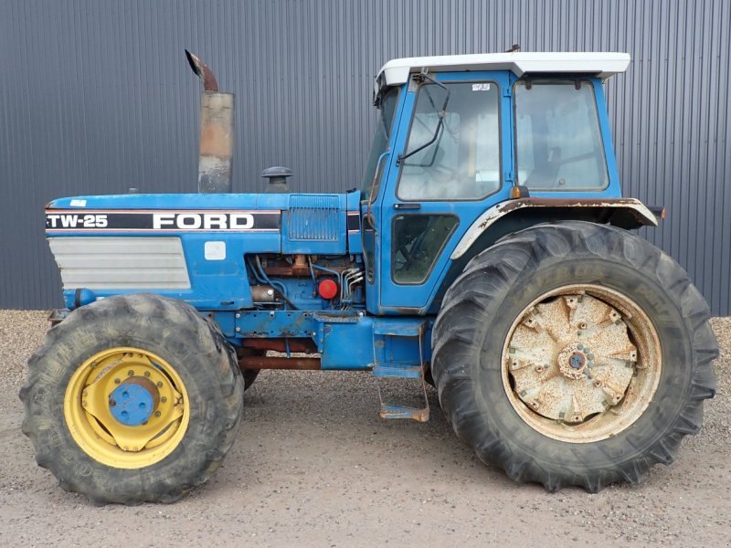 Tractor Ford TW-25