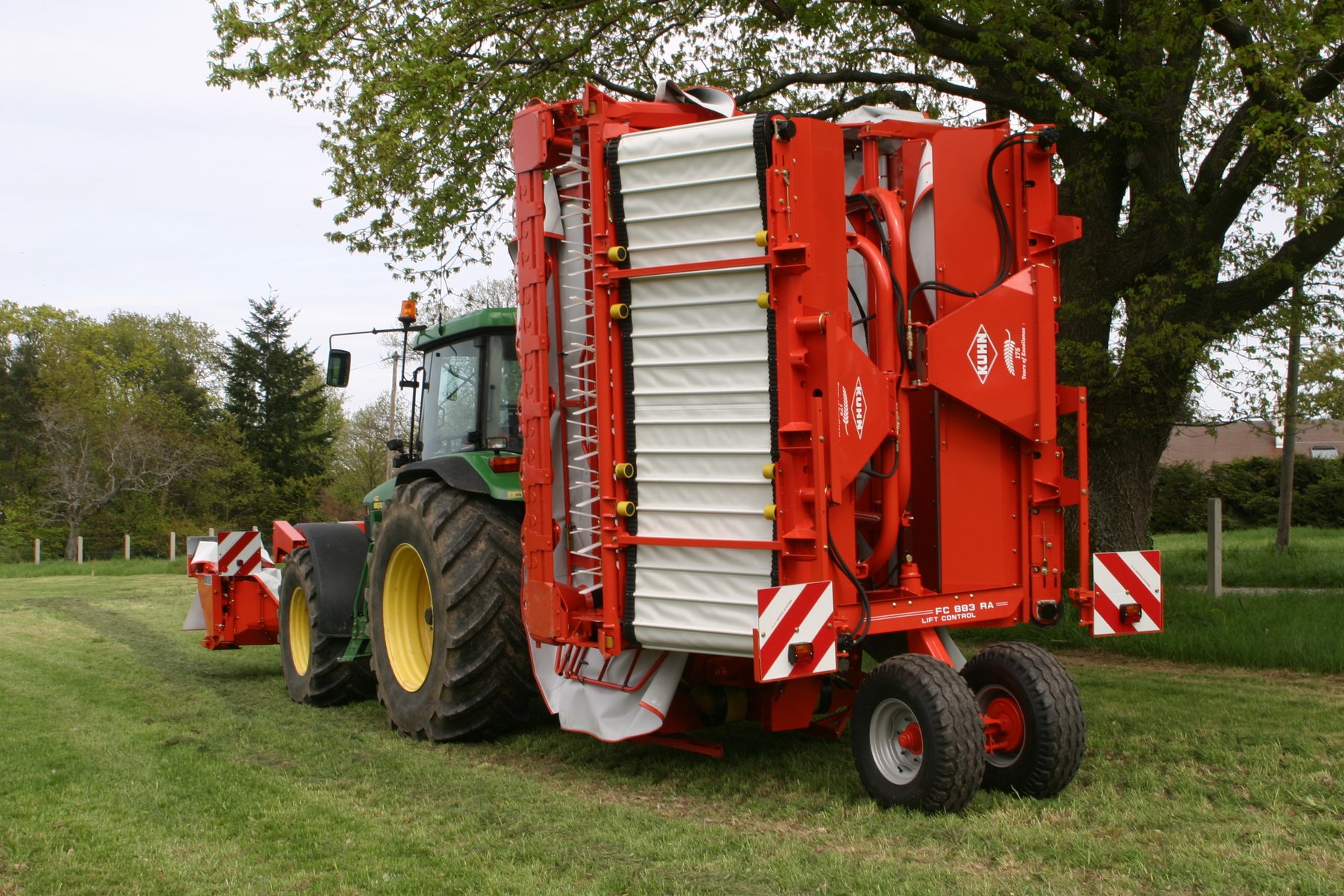 Kuhn FC 883
