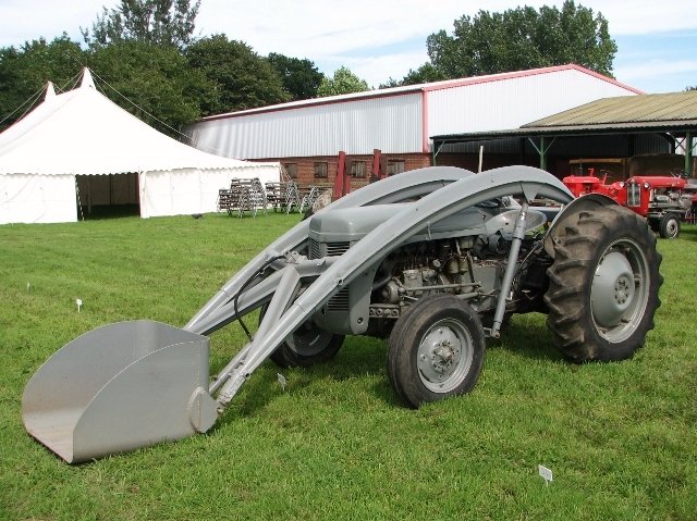 Tractor Ferguson TEF 20