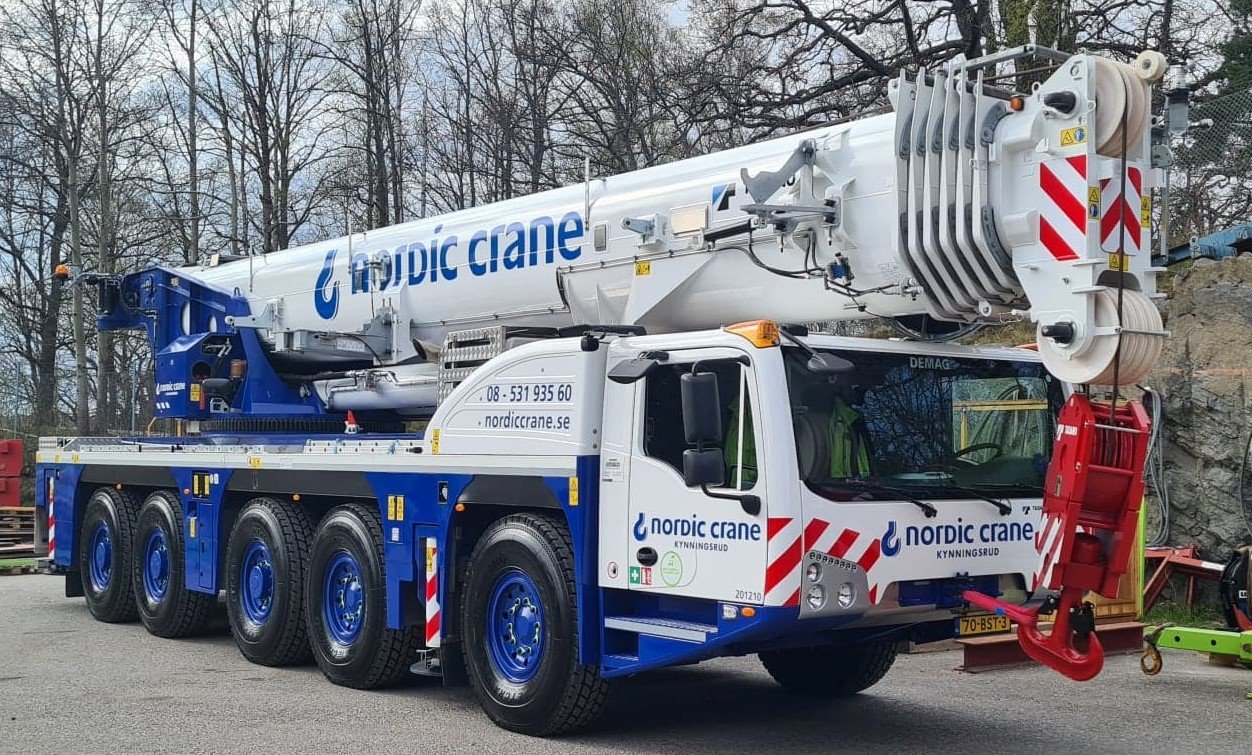 Crane Tadano Demag V110R