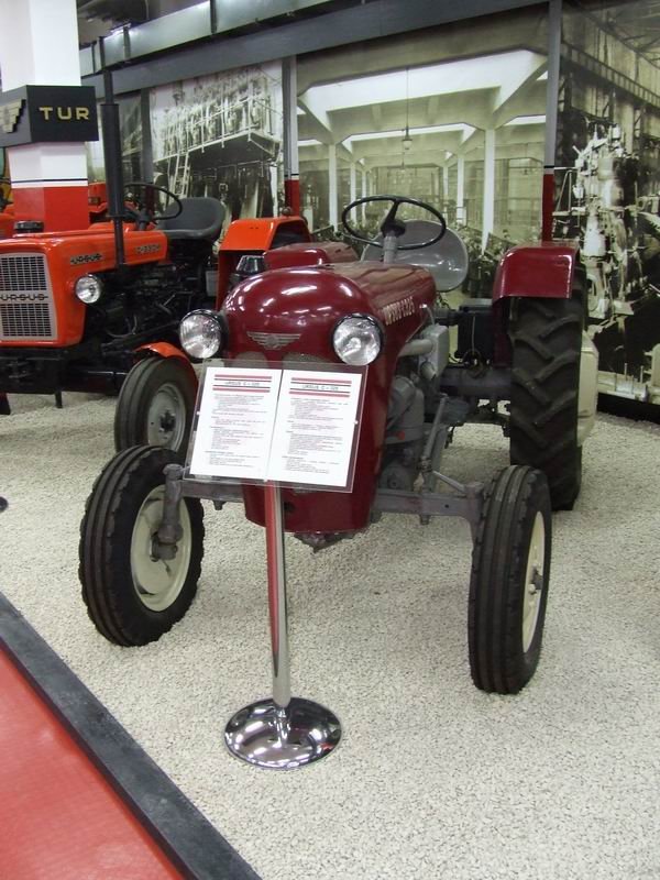 Traktor Escort C-325