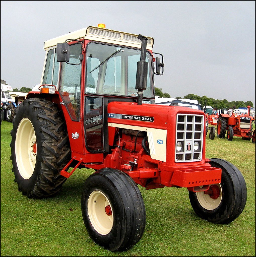 Traktor Case INTERNATIONAL 674