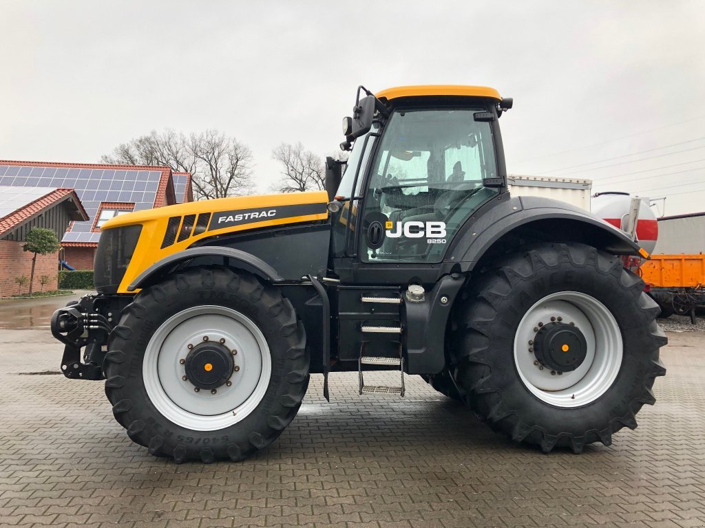 JCB Fastrac 8250