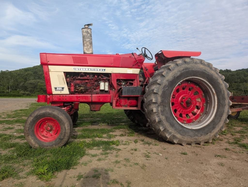 Tractor International Harvester 966