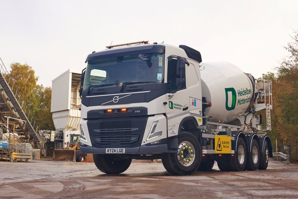 Truck Volvo D11-FM84RRB-A8-TRIDEM-8x4/520+137+138
