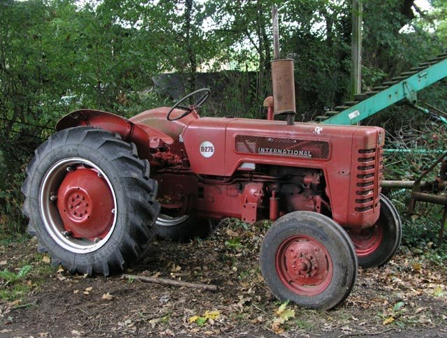 Tractor International B-275