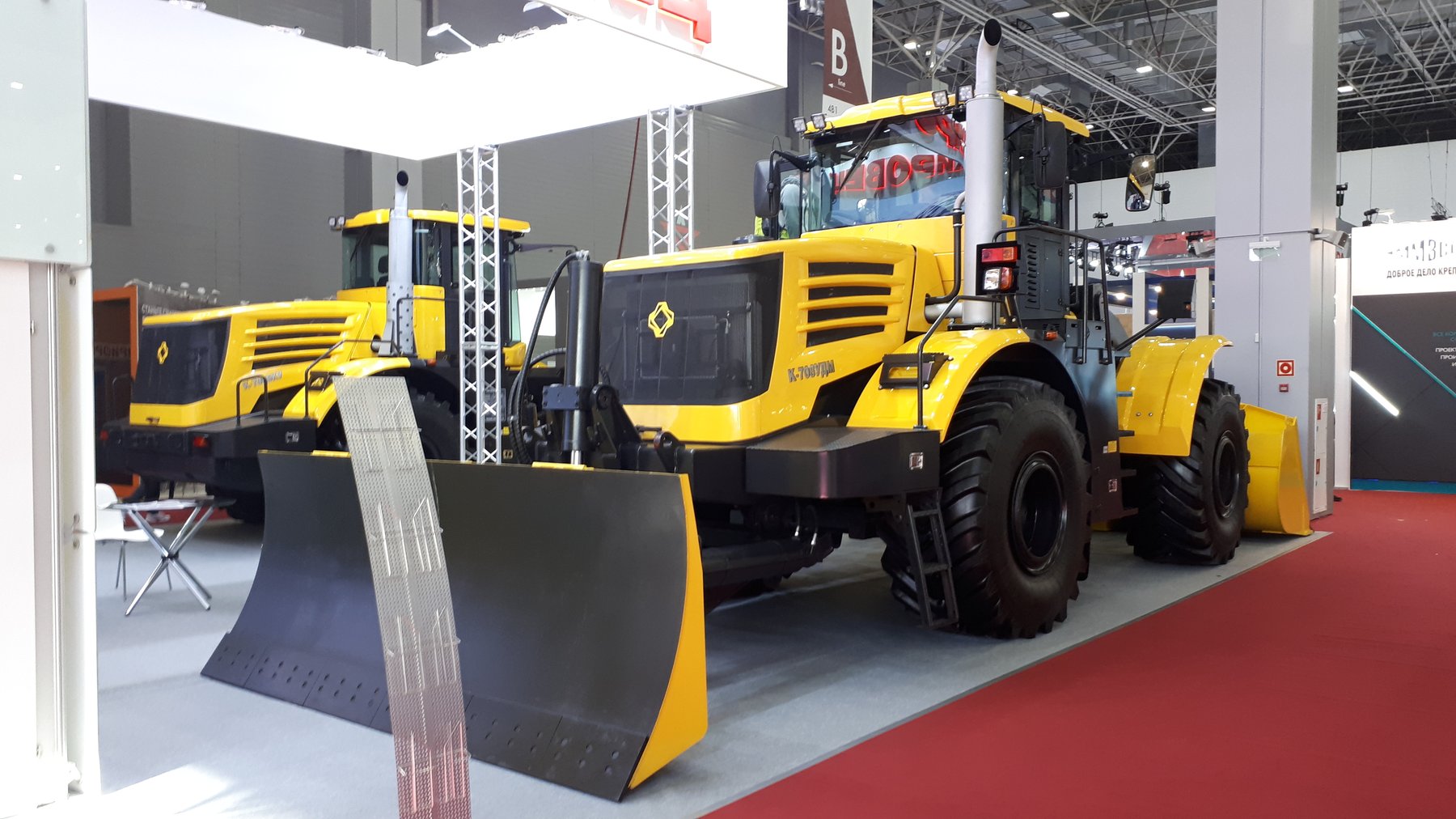 Tractor Kirovets K-704