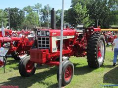 International Harvester FARMALL-666