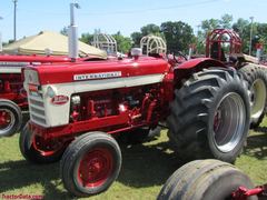 International Harvester FARMALL 560
