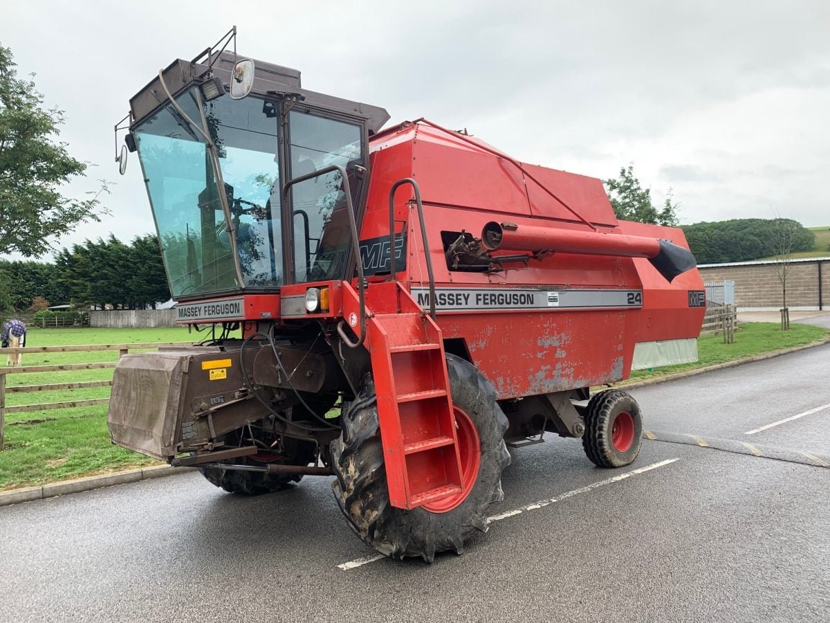 Harvester Massey Ferguson 24 combine