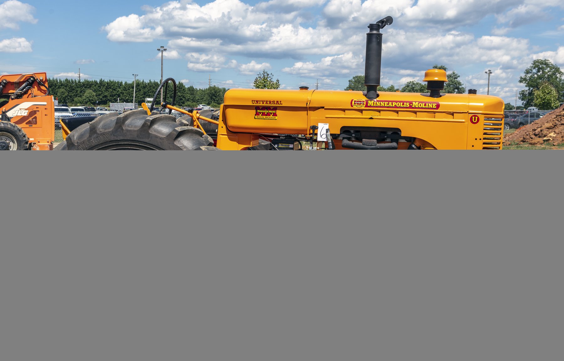 Tractor Minneapolis Moline U