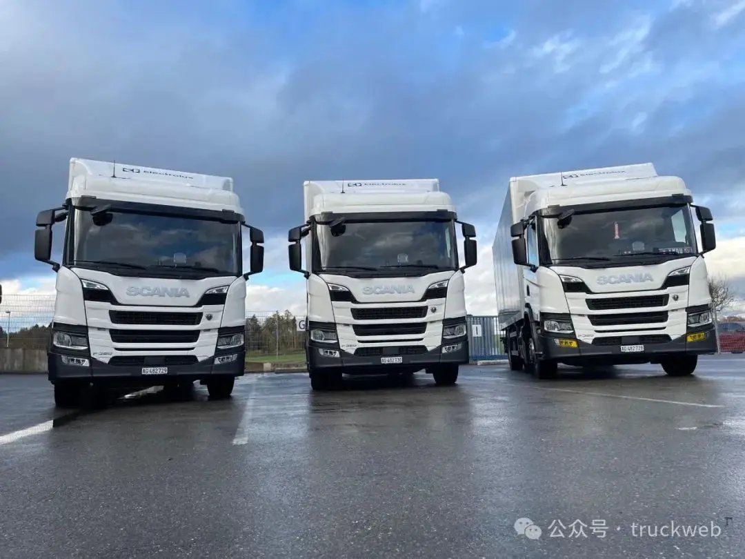 Truck Scania SCANIA P360 LA6X2/4MNB